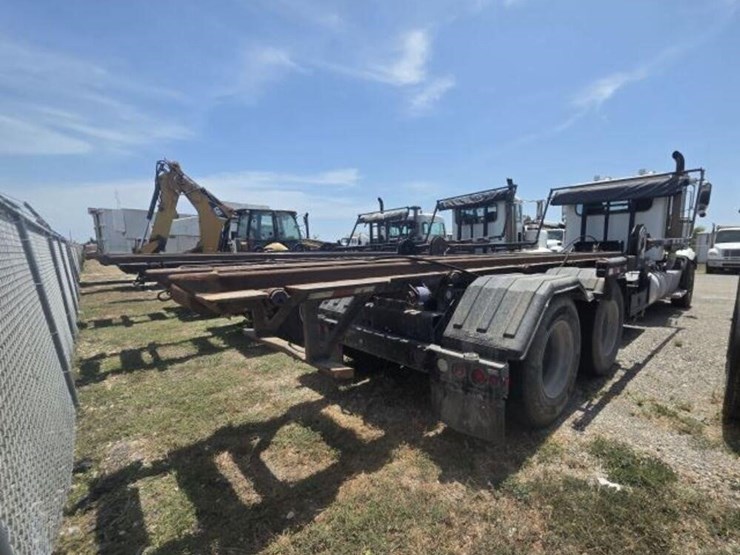 2019-peterbilt-367-image-3