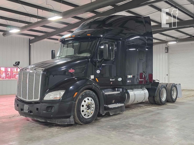 2021-peterbilt-579-image-1