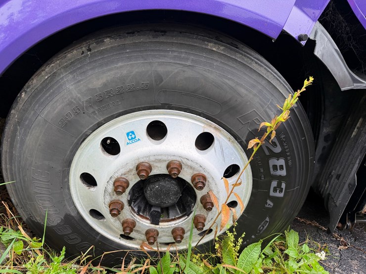#1662-•-volvo-sleeper-cab-truck-tractor-image-56