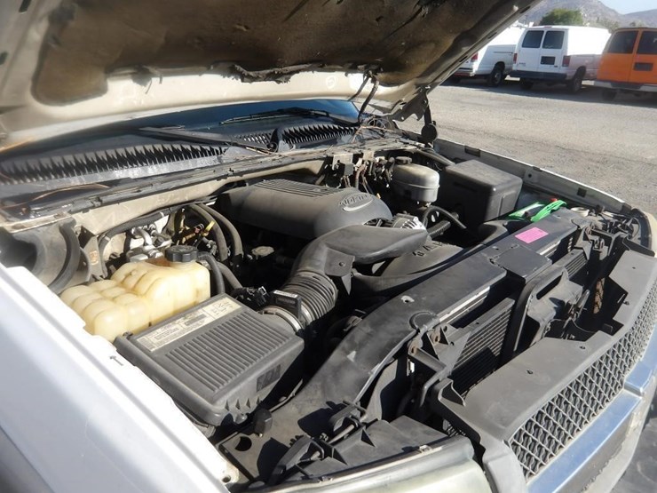 2003-chevrolet-silverado-utility-truck-image-9