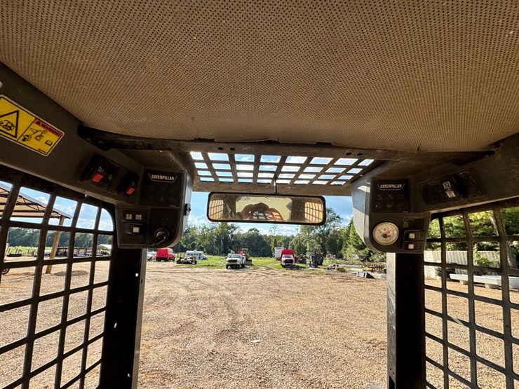 2015-caterpillar-236b3-image-12