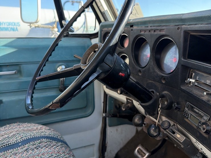 1973-tag-tandem-366-5+2,-motor-has-very-low-miles,-good-power,-roll-tarp,-truck-runs-and-operates-good-image-45