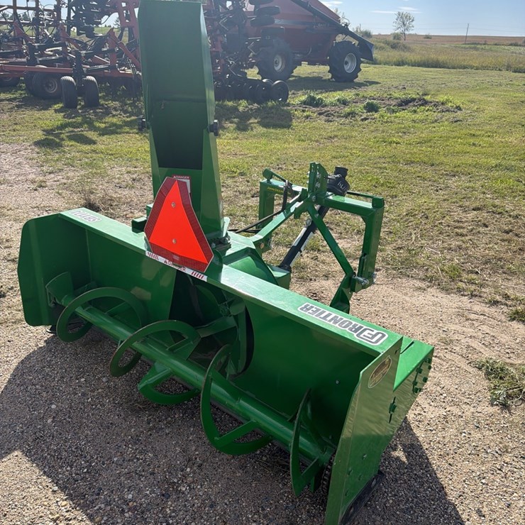 Frontier model SB1174 like absolutely brand new 3 point snow blower, hydraulic chute, john deere jiffy hitch, none nicer, check photos