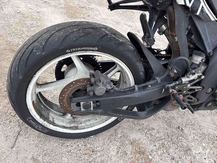 2006-yamaha-yzf-r1-motorcycle-image-12