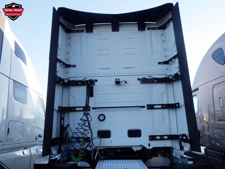 2025-volvo-vnl860-image-10