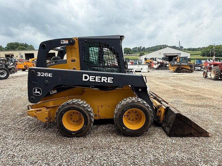 2016-deere-326e-image-5