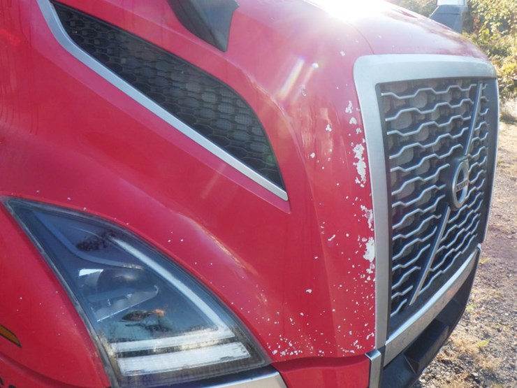 2022-volvo-vnl860-image-6