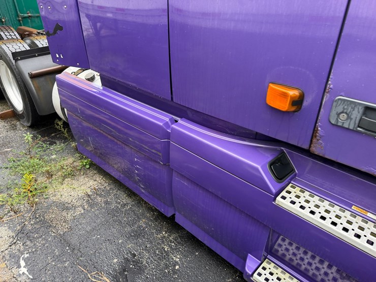 #1662-•-volvo-sleeper-cab-truck-tractor-image-22