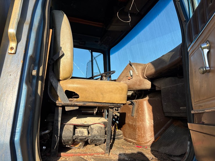 1982-ford-l9000-image-20