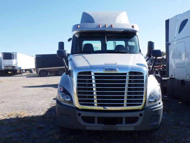 2018-freightliner-cascadia-125-image-2