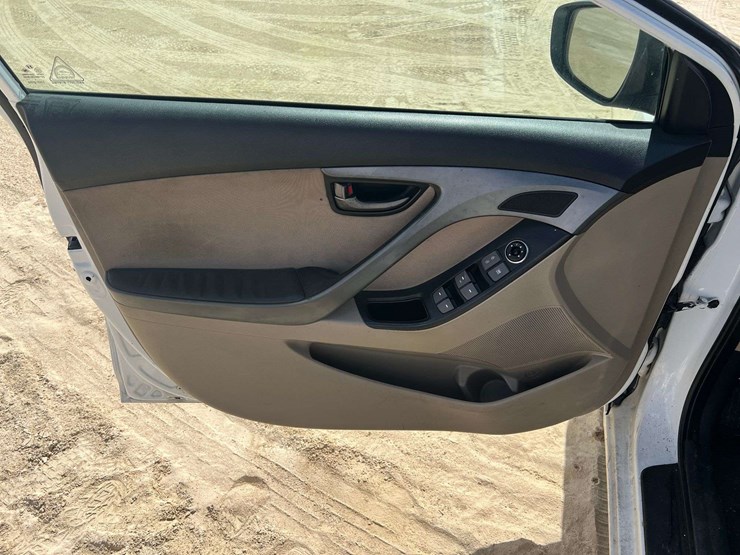 2015-hyundai-elantra-4-door-sedan-(177,178-miles)-image-9