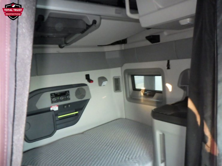 2025-volvo-vnl860-image-4