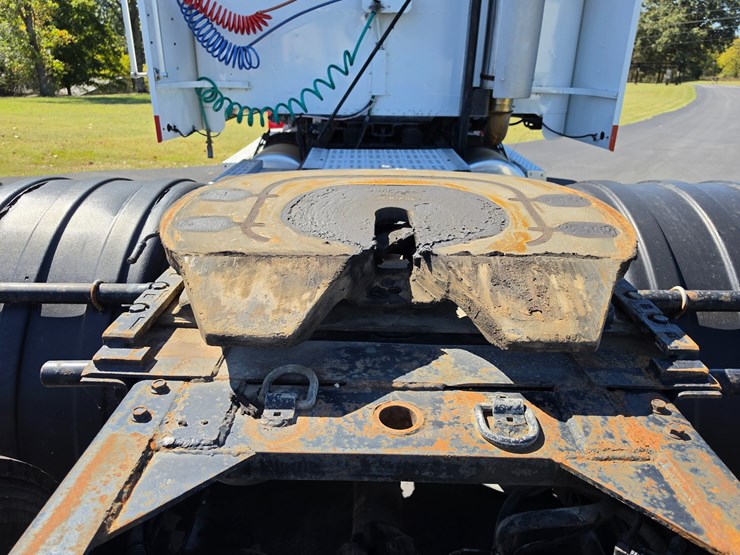 2001-freightliner-fld120-image-81