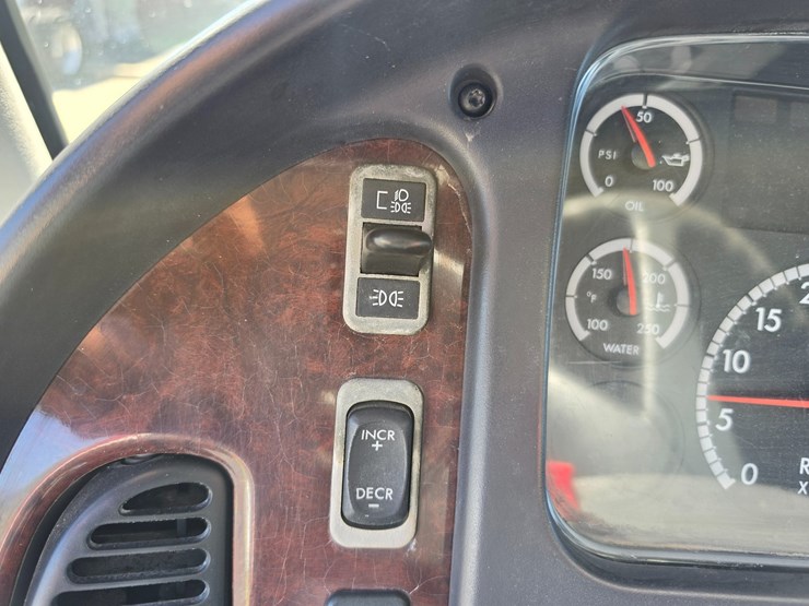 2007-freightliner-m2-106-image-69