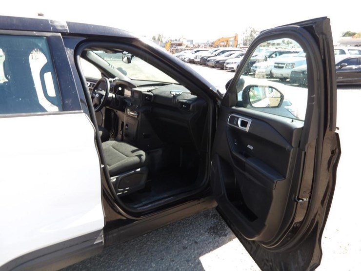2020-ford-explorer-image-11