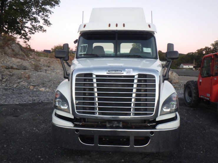 2018-freightliner-cascadia-125-image-2