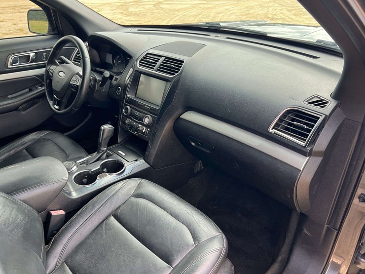 2016-ford-explorer-image-18