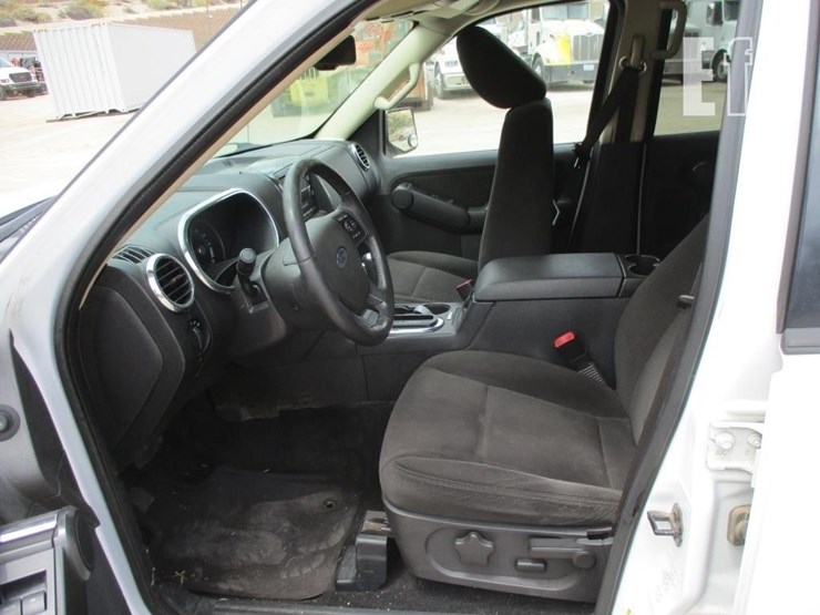 2010-ford-explorer-xlt-image-7