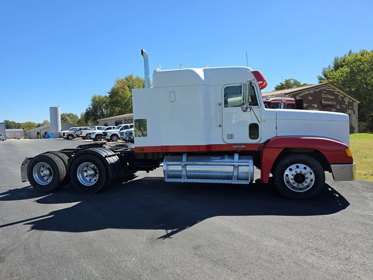 2001-freightliner-fld120-image-15