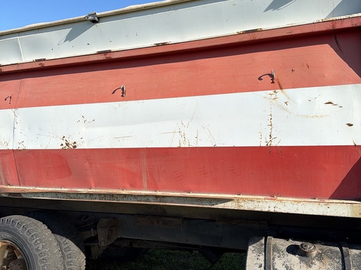 1973-tag-tandem-366-5+2,-motor-has-very-low-miles,-good-power,-roll-tarp,-truck-runs-and-operates-good-image-33