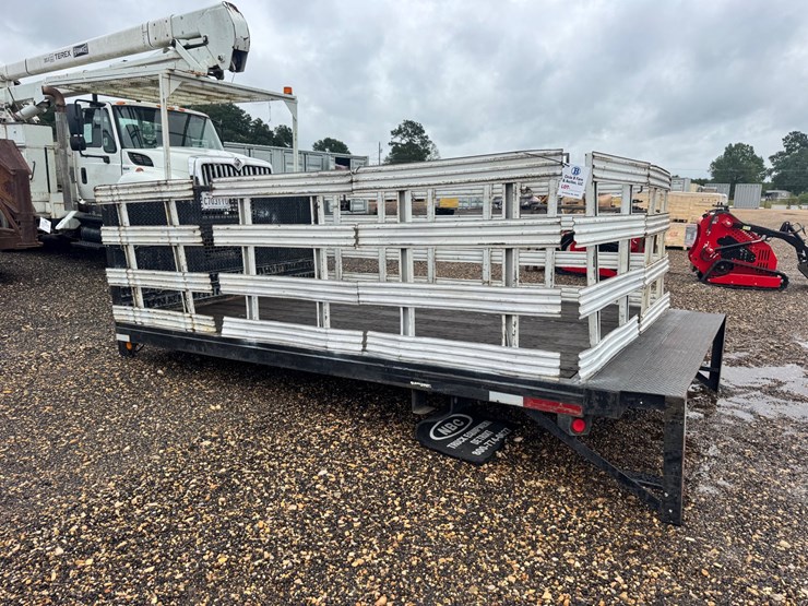#8222-•-12’-flatbed-w/-lift-gate-image-2