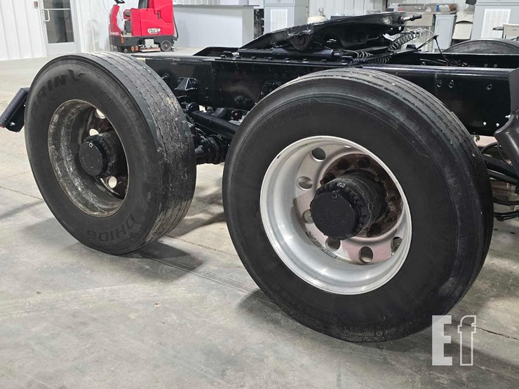 2024-peterbilt-579-image-25