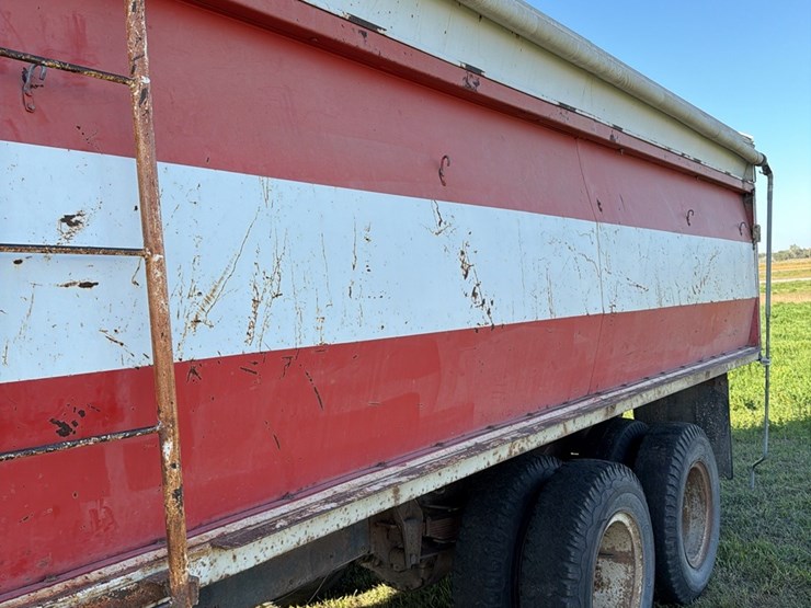 1973-tag-tandem-366-5+2,-motor-has-very-low-miles,-good-power,-roll-tarp,-truck-runs-and-operates-good-image-10