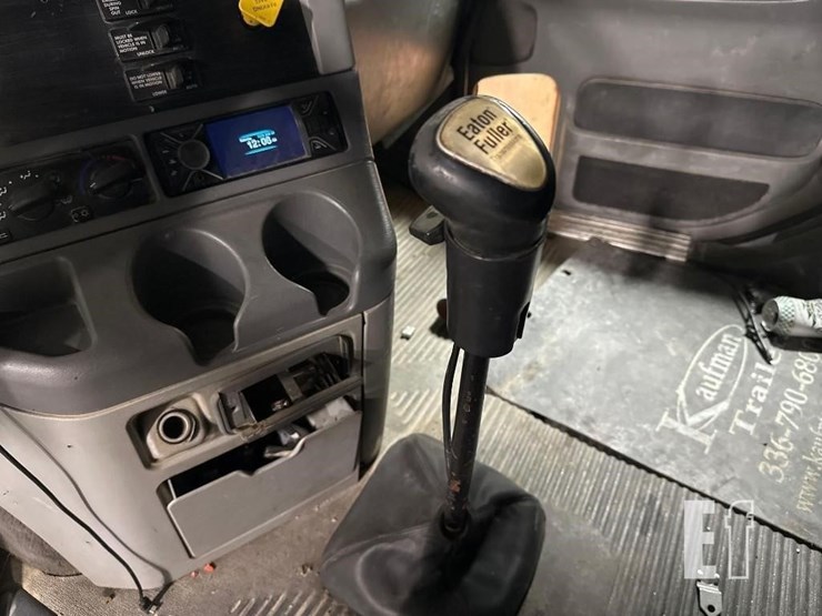 2007-freightliner-columbia-120-image-21