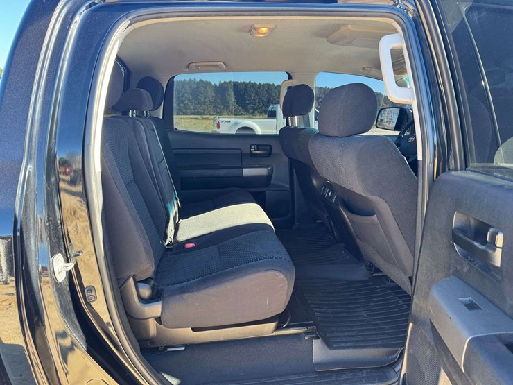 2011-toyota-tundra-sr5-image-16