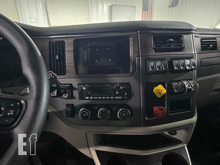 2024-peterbilt-579-image-13