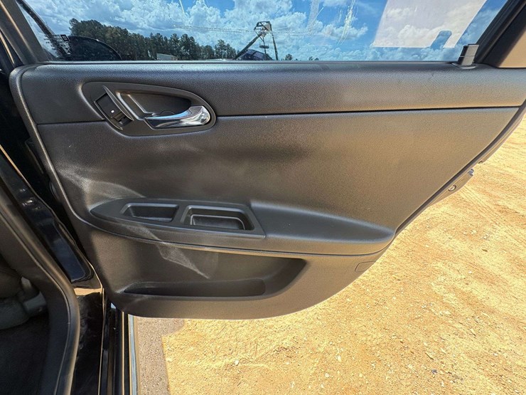 2016-chevrolet-impala-limited-4-door-sedan-(145,089-miles)-image-16