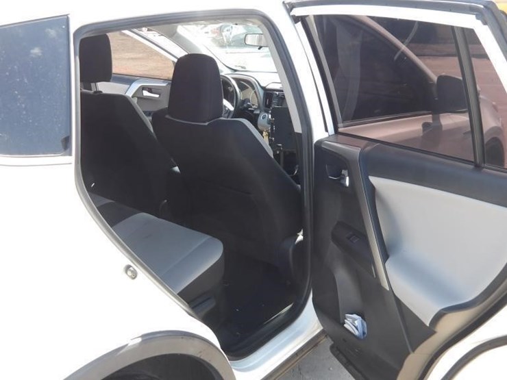2017-toyota-rav4-xle-image-12