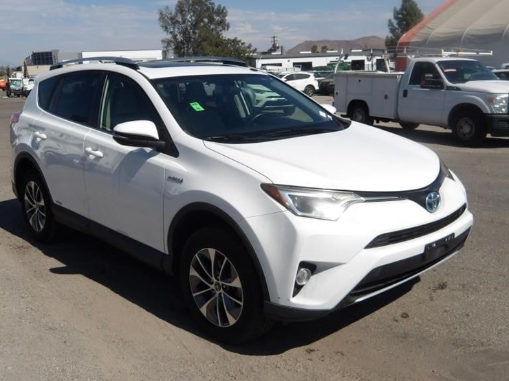 2016-toyota-rav4-xle-image-2