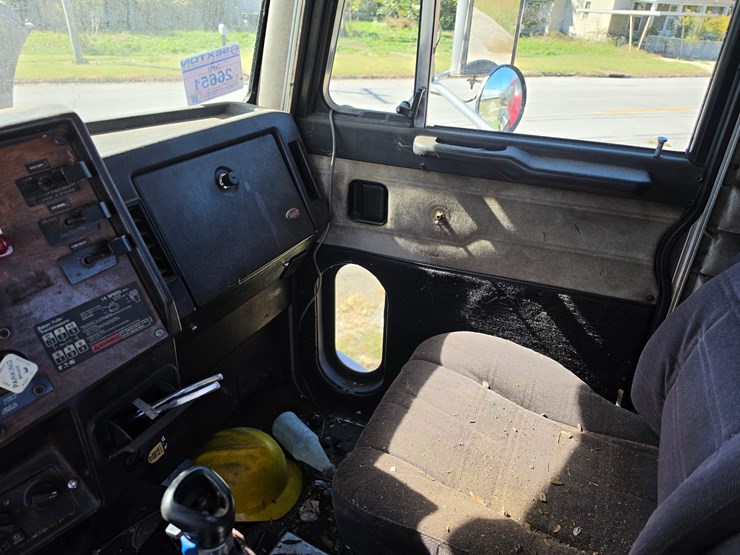 1996-peterbilt-377-image-43