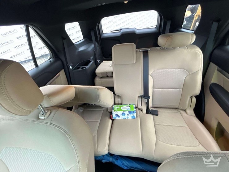 2016-ford-explorer-image-21