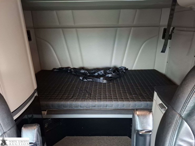 2020-peterbilt-579-image-14