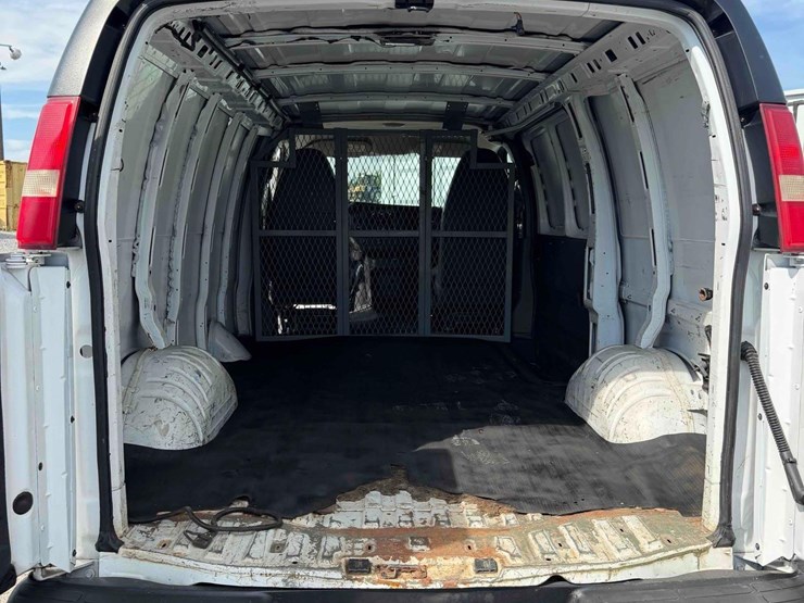 2010-chevrolet-cargo-van-image-14
