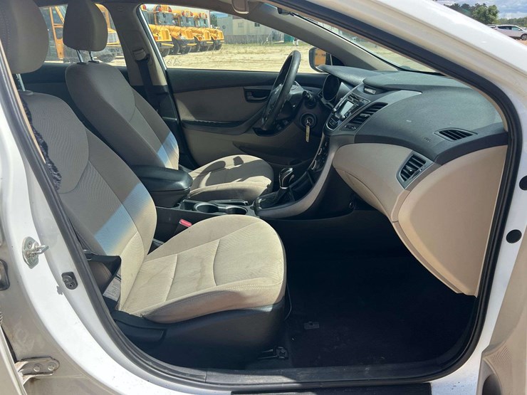 2015-hyundai-elantra-4-door-sedan-(177,178-miles)-image-17