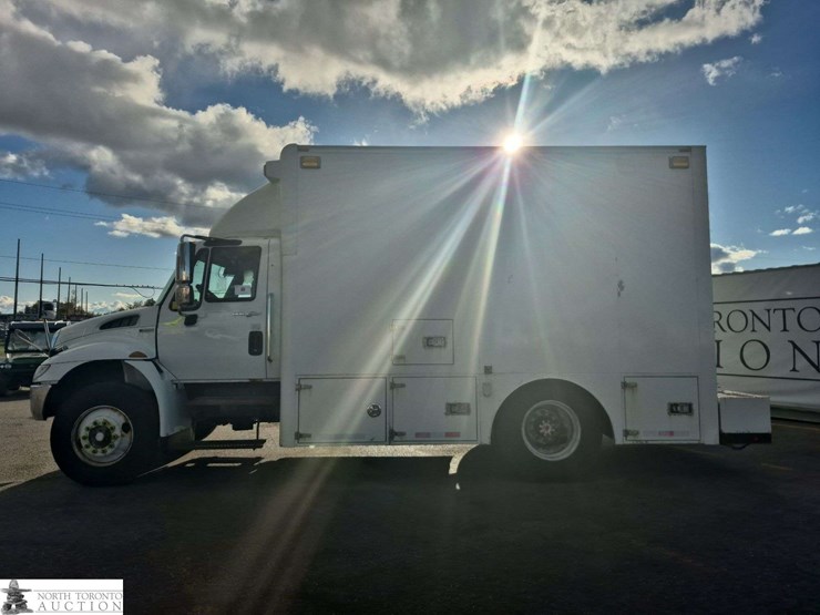 2009-international-durastar-4300-image-8