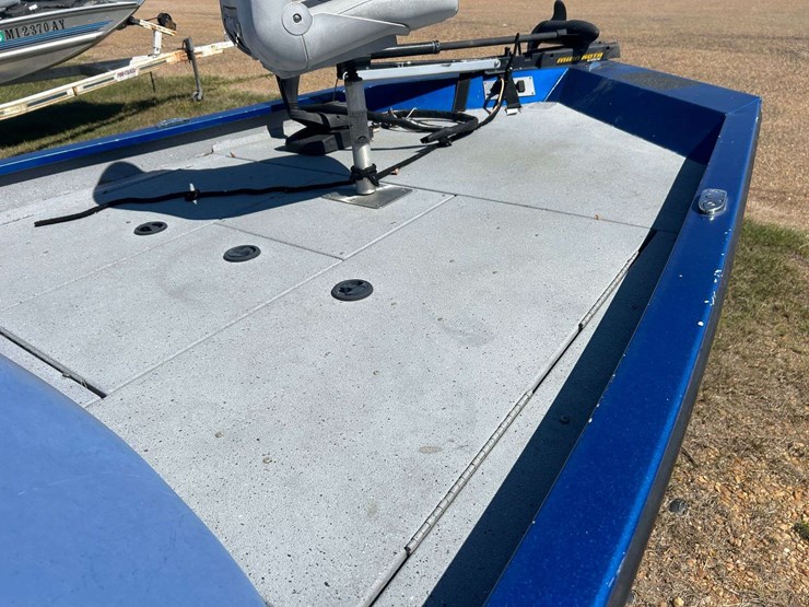2015-aluma-craft-pro-175-aluminum-bass-boat-w/70-hp-yamaha-outboard-&-trailer-image-27