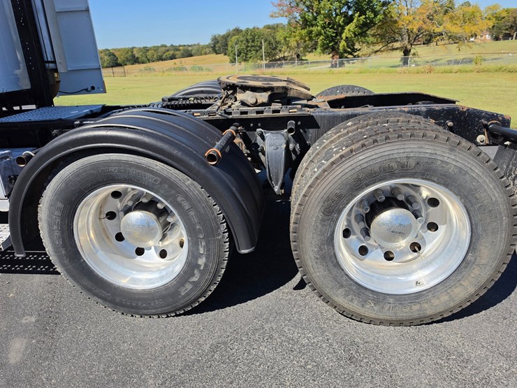 2001-freightliner-fld120-image-98