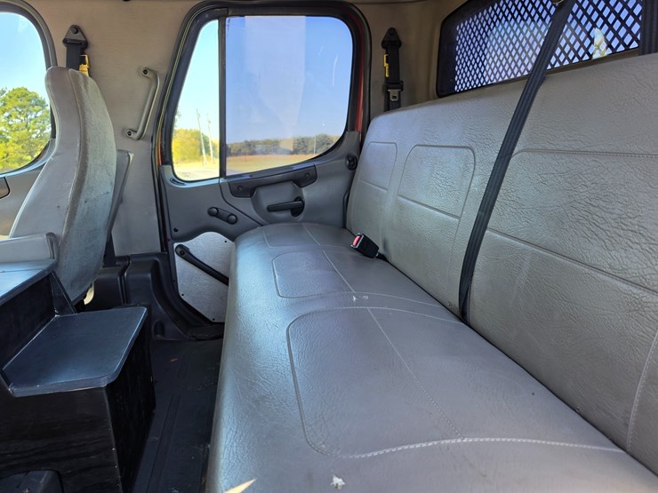 2007-freightliner-m2-106-image-76