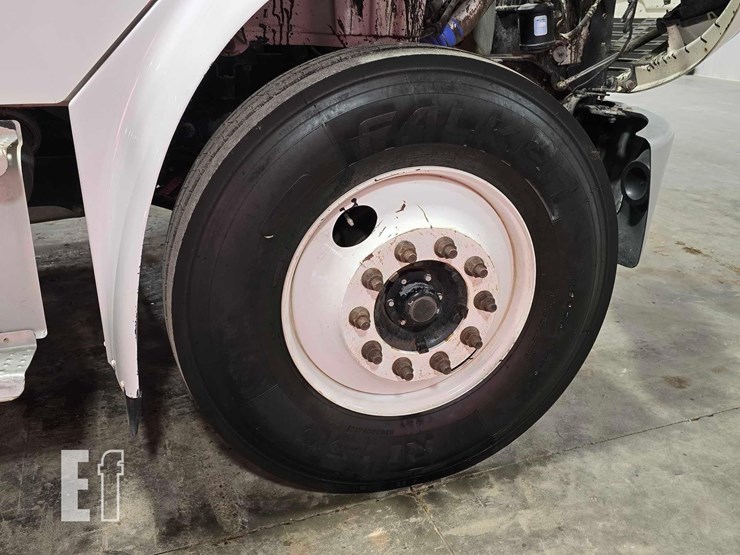 2016-freightliner-m2-106-image-25