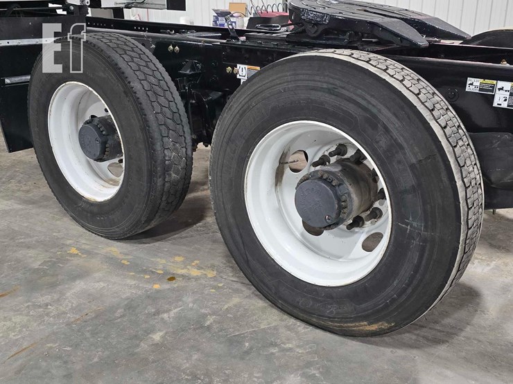 2024-peterbilt-579-image-22