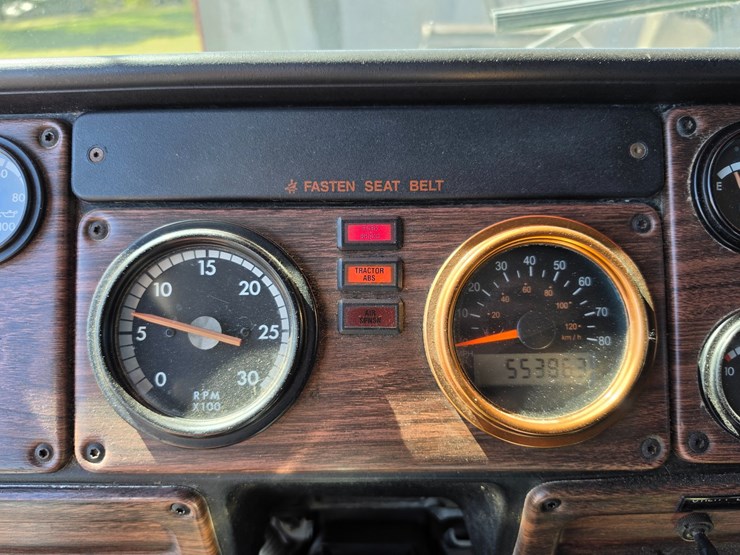 2001-freightliner-fld120-image-61
