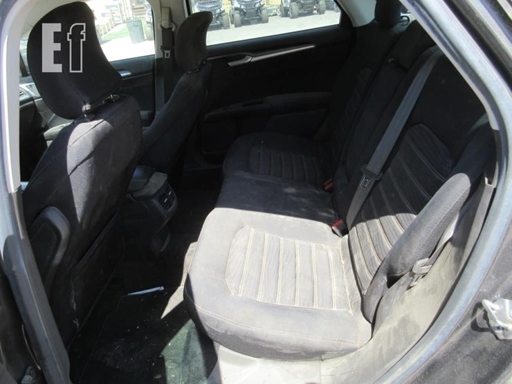 2016-ford-fusion-se-image-11