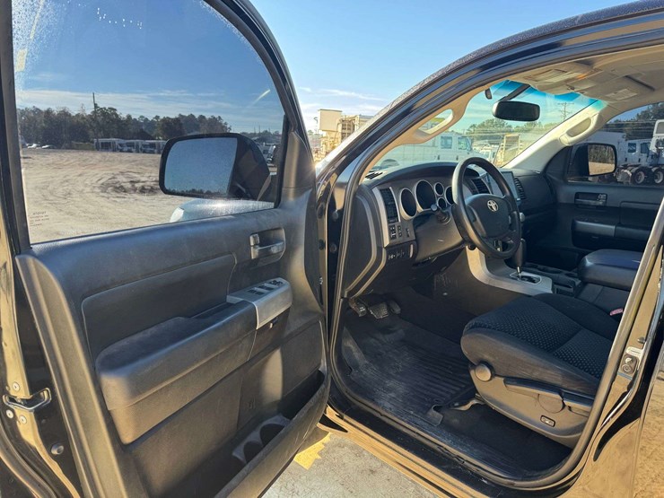 2011-toyota-tundra-sr5-image-9