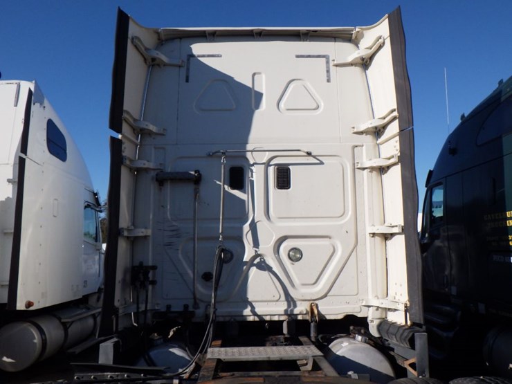 2015-freightliner-cascadia-125-image-13