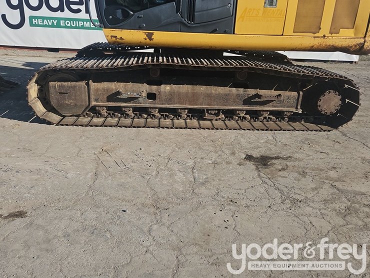 2011-deere-200d-image-16