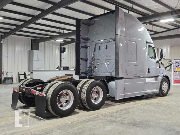 2020-freightliner-cascadia-126-image-3